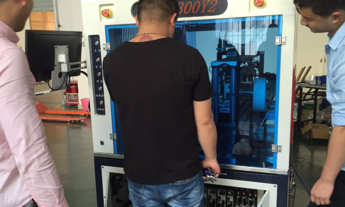 如何給企業(yè)選擇合適的全自動(dòng)貼背膠機(jī)