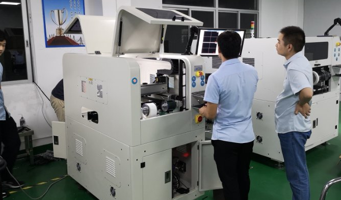 定制非標全自動貼標機需要注意哪些事項